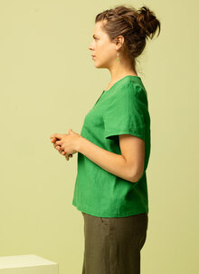Grön, ärtgrön kortärmad rak linneblus. T-shirt, blus i linne. Kandus K&US linnekläder