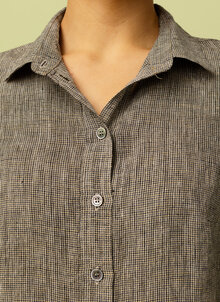 Svart, beige, smårutig linneskjorta dam. Tidlös, klassisk skjorta i linne, lin. Kandus hållbar design