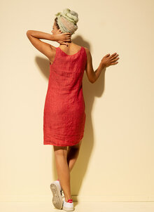 Tunn röd, rosa linneklänning. ärmlös solklänning i tunt lin. K&US tidlöst mode