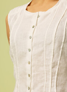 Vit ärmlös linneblus, blus i linne med breda axelband, klädda knappar fram och lagda veck. Figursydd, söt, romantisk blus. K&US tidlös design
