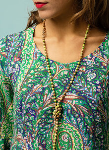 Grön paisley mönstrad klänning. Knälång, volang på ärm. Fickor. K&US viskosklänning