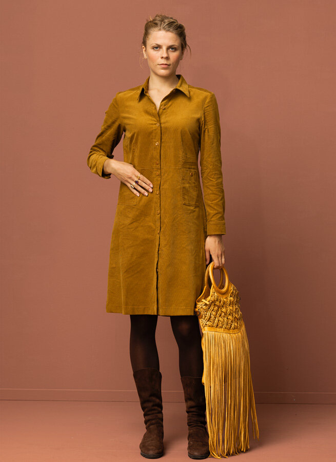 Alva-manchesterklanning-med-knappar-fram-hassel--brun-Kandus-svensk-design-4.jpg