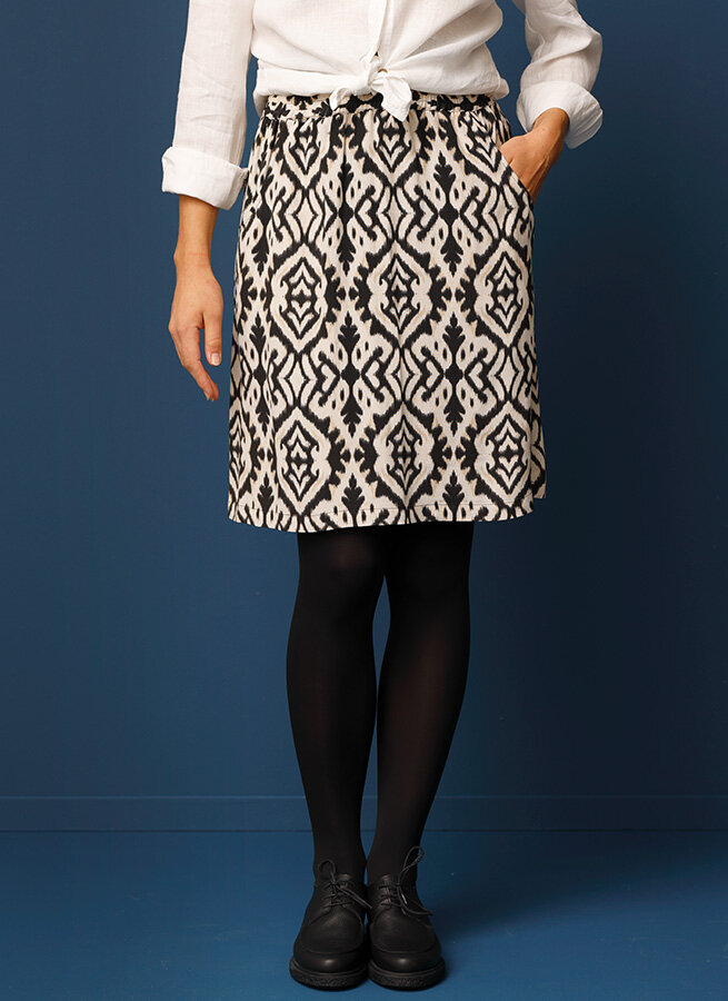Bess-kjol-grafisk-batik-fram.jpg