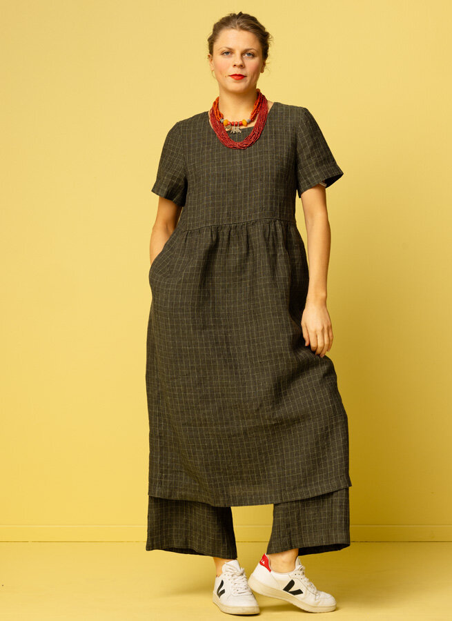 Grönrutig, grön, rutig linneklänning. Rymlig, vid klänning i linne. Kort ärm, fickor, sommarklänning. K&US linnekläder dam