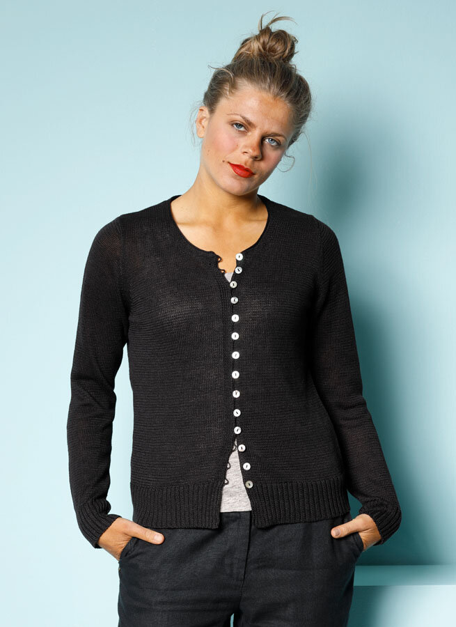 Britta-linnekofta-svart-fram-1-ss-21.jpg