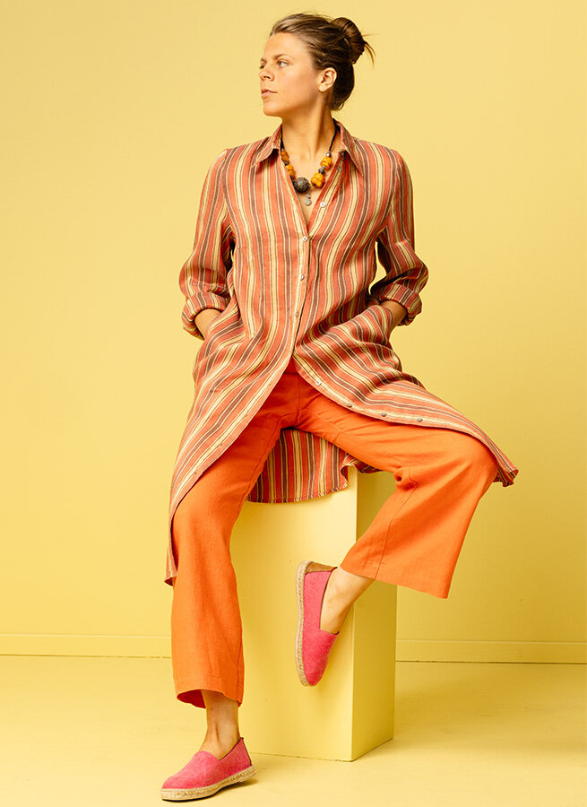 Flora-lang-randig-skjorta-linne--siden.-Orange-1.jpg