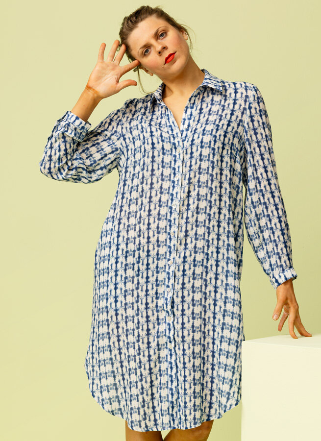 Flora-lang-skjorta-bla-batik-4.jpg