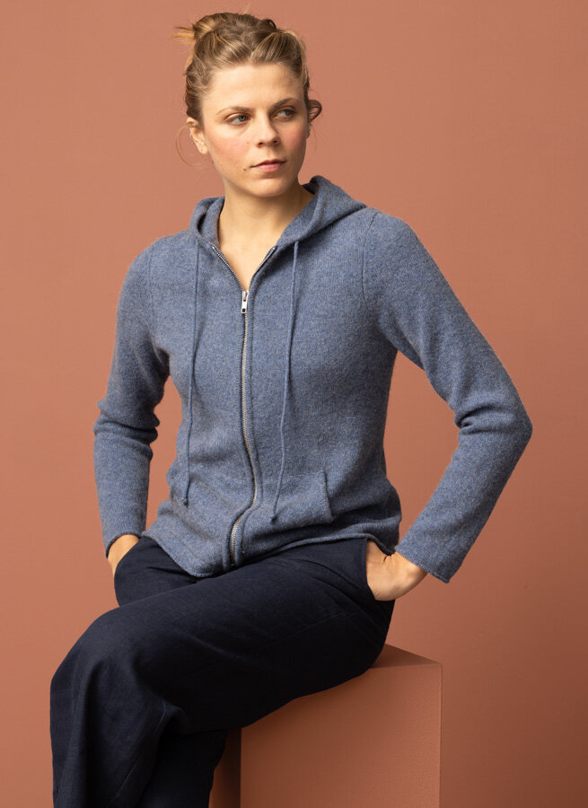 Hoody-stickad-luvkofta--ullkofta--jakull-bla-2.jpg