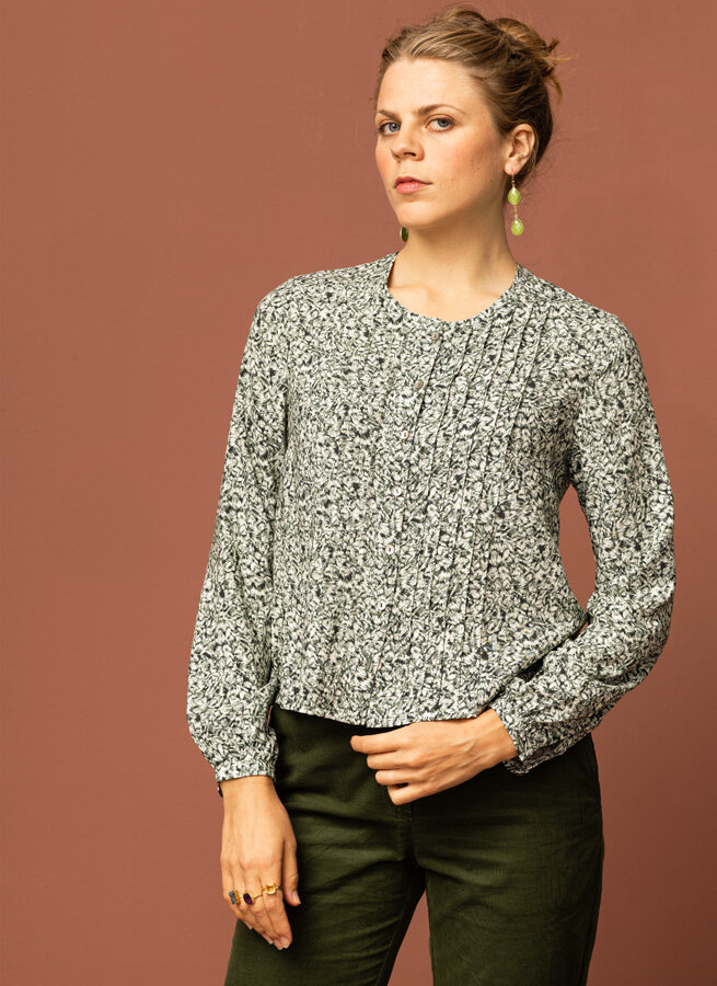 Jezebel-langarmad-blus-viskos-vit--gron-monstrad-1.jpg