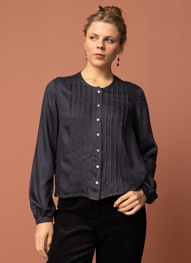 Jezebel-mork-bla-blus-viskos--sma-vita-prickar-1.jpg