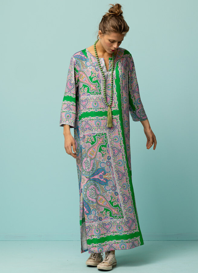Kaftan-lang-viskosklanning--monstrad-gron-1.jpg