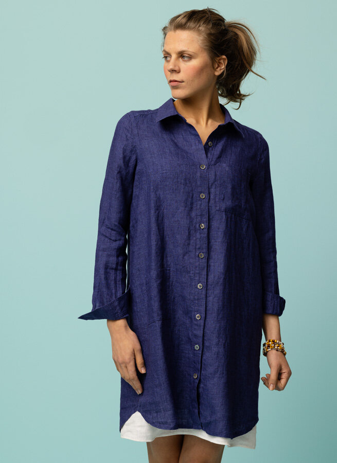 Kay-stor-lang-linneskjorta.-Klarbla--denim--marinbla-3.jpg