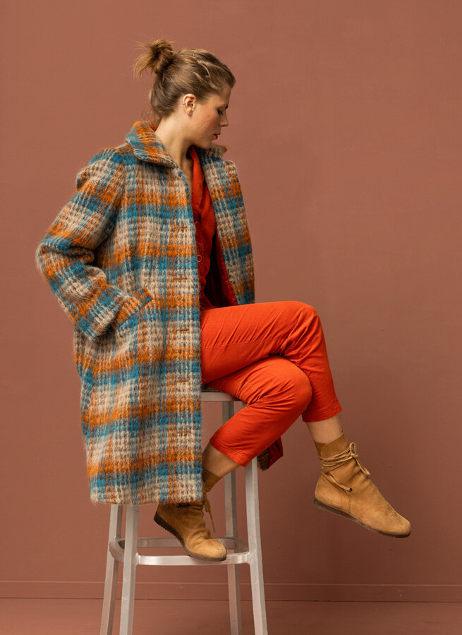 Manda-rutig-fluffig-ullkappa.-Beige-bla-orange-1.jpg