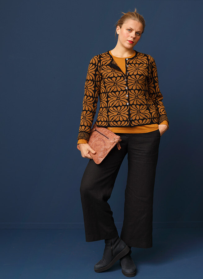 Nikolina-kofta-ull-svart-orange-1.jpg