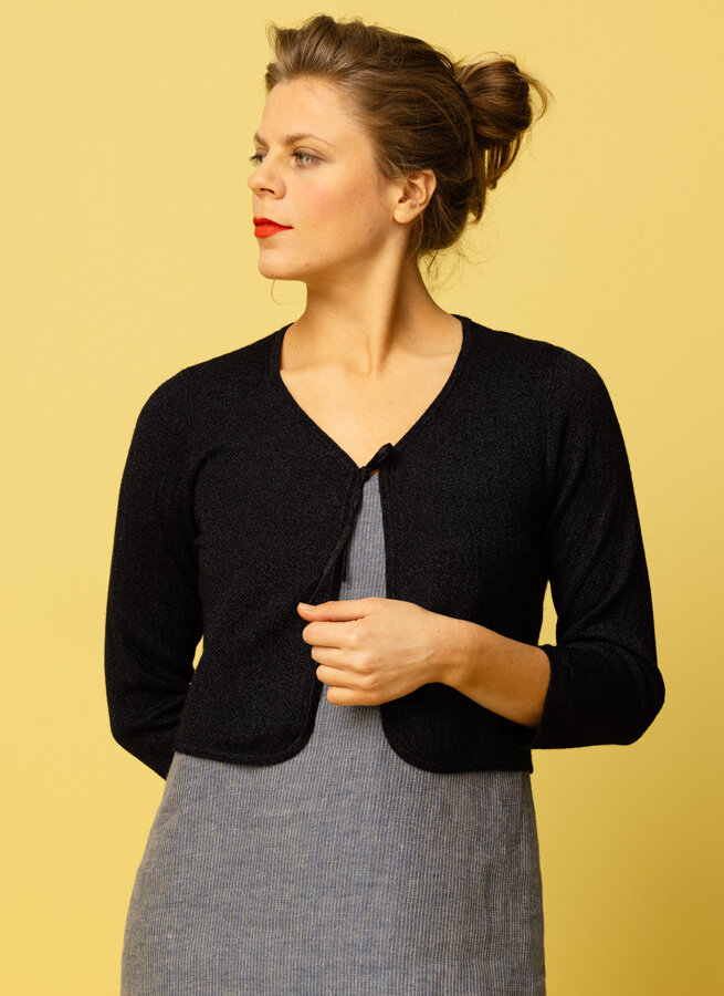 Piona-linnekofta-bolero-svart-1.jpg