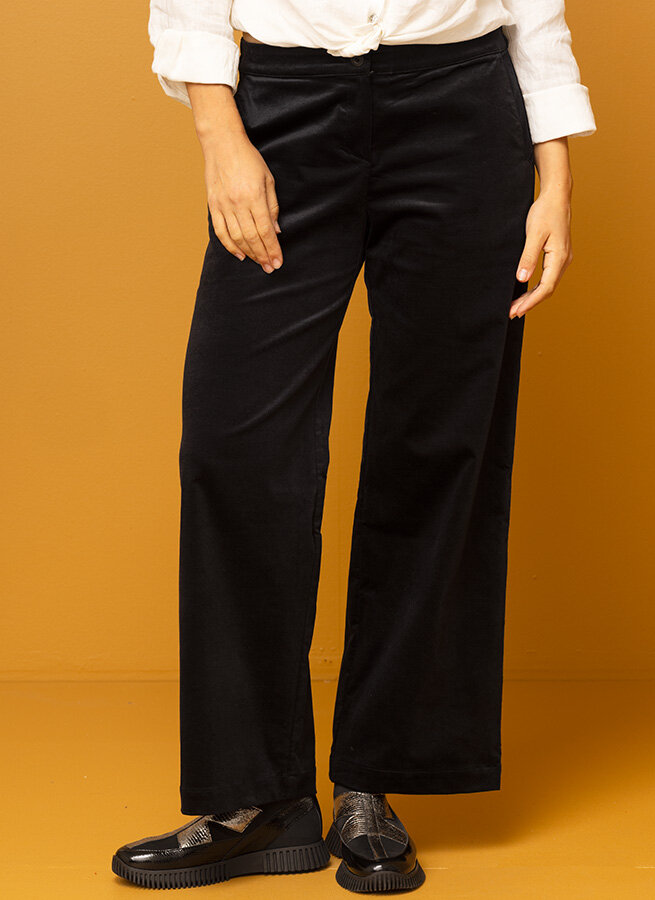 Svart sammetsbyxa, byxa dam sammet. K&US bohemiska damkläder Södermalm