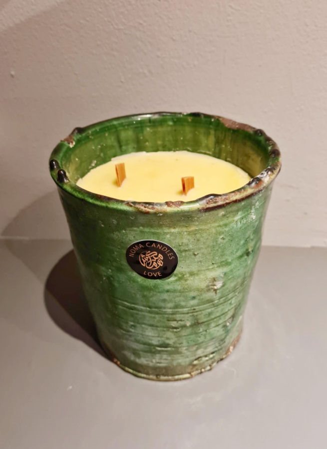 Ljus i soyawax i grön keramikkruka med två vekar. Noma candles