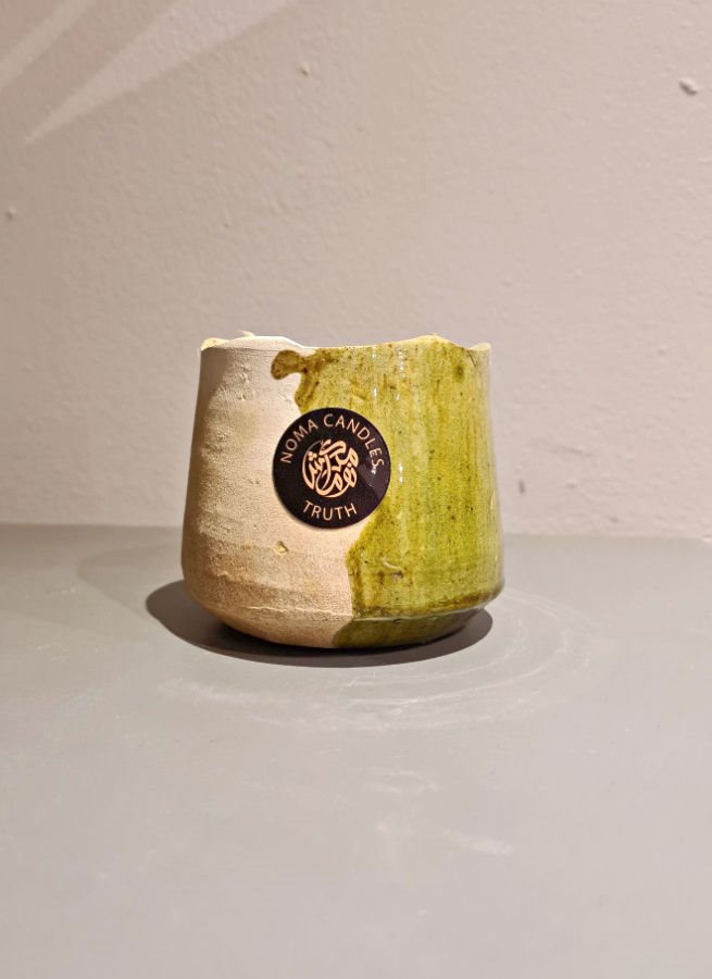 Ljus i soyawax med två vekar i keramikkruka. Noma candles