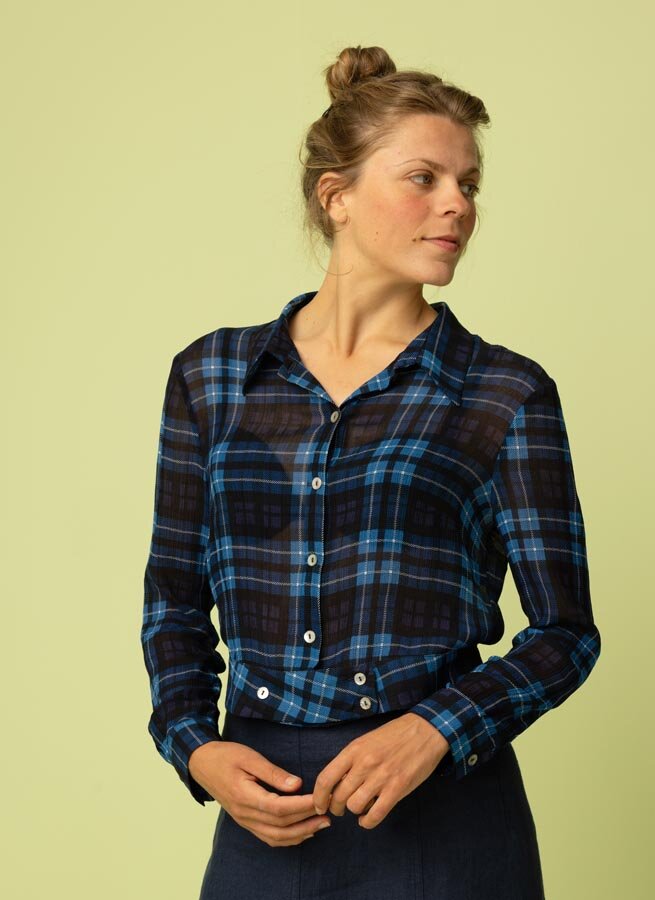Tanja-bla-rutig-kort-blus-3.jpg