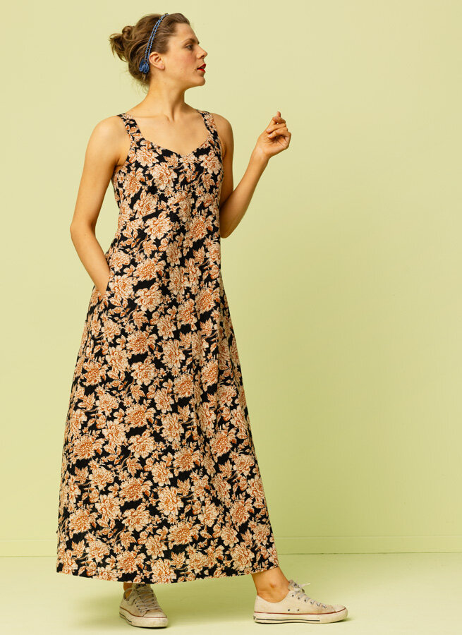 Tove-lang-blommig-linneklanning-1.jpg