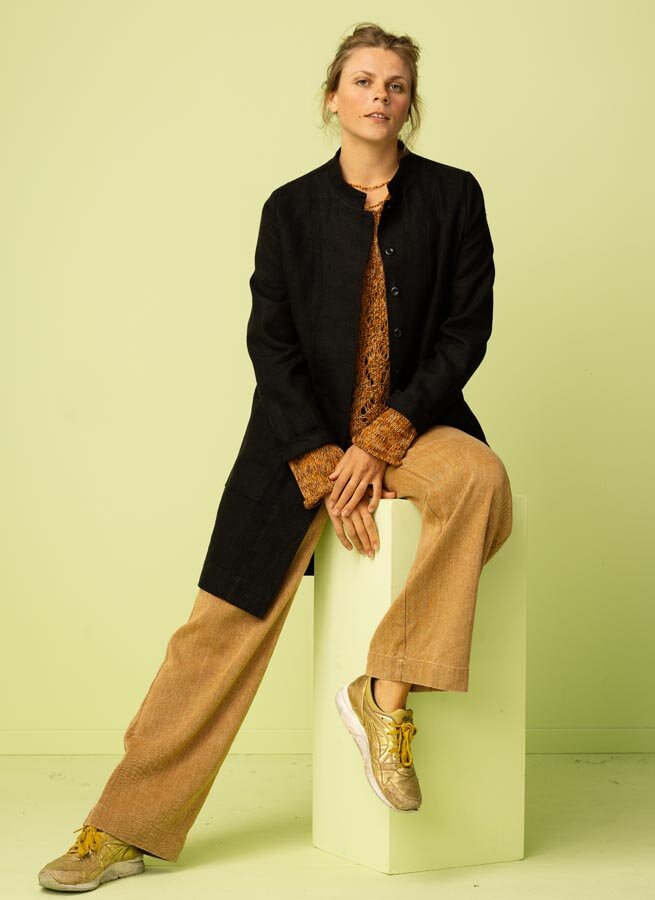 Tura-svart-linnekappa--Naima-linnebyxa-twill.-Denise-brun-stickad-troja-3.jpg