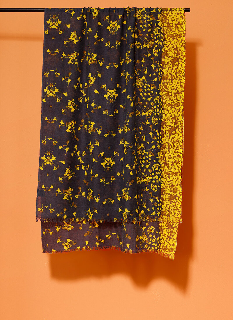 Tunn blå sjal med gula blommor i ull. Ullsjal K&US kandus