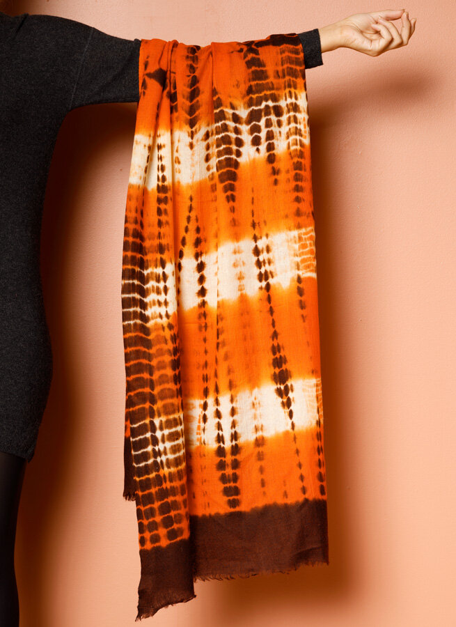 Brun och orange batikfärgad halsduk, sjal i ull. K&US