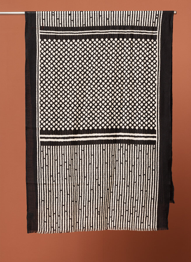 Svart & vit grafiskt mönstrad tunn ullsjal. Halsduk, sjal, tunn, mjuk ull. K&US, Kandus