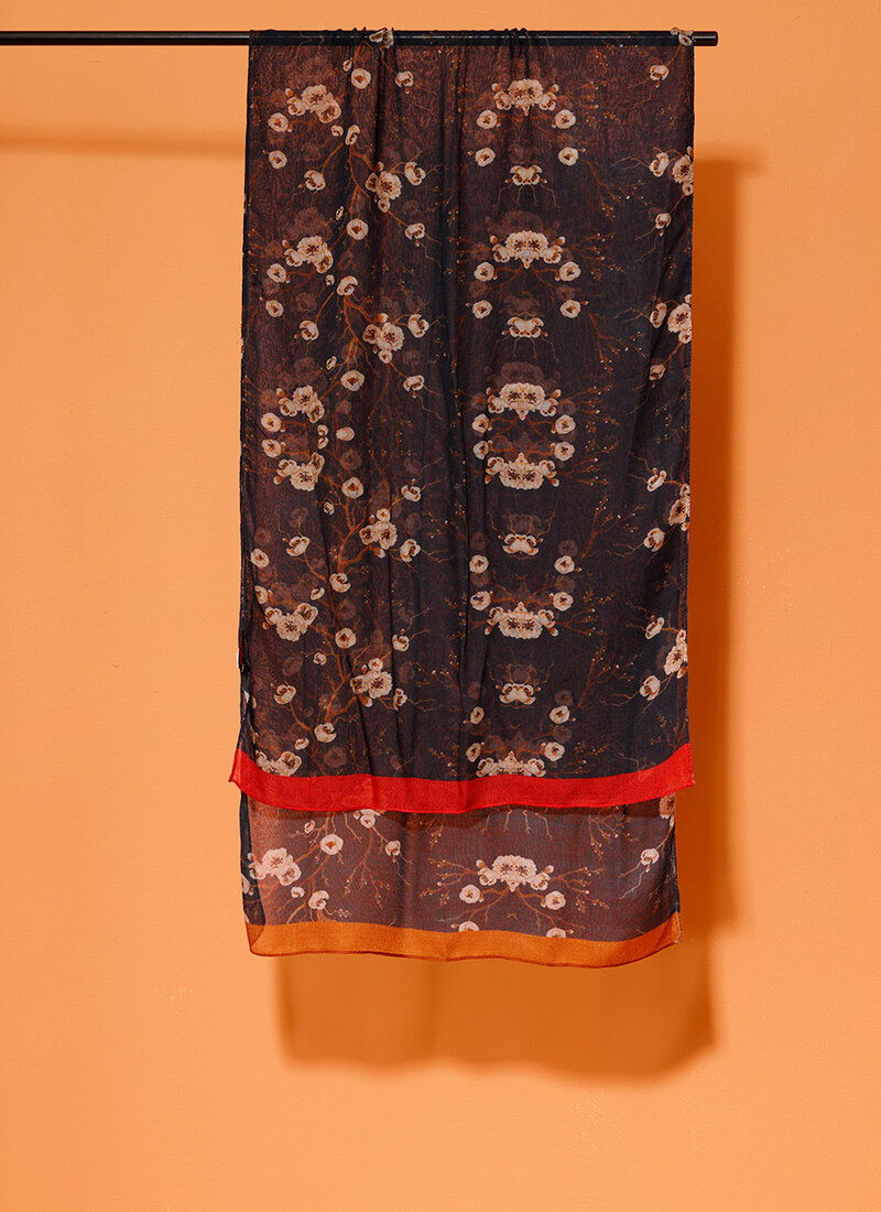 Vreeze-Blue-blommig-modalsjal-222626.jpg