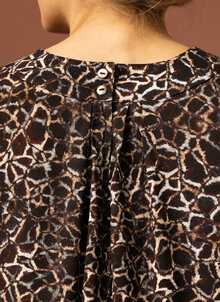 Brun, svart, grå mönstrad vid, rymlig klänning i viskos. Rundhalsad. K&US viskosklänningar
