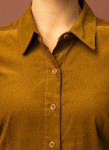 Smalrandig manchesterklänning skjortkrage. Brun, lejongul skjortklänning lång ärm, fickor, kappklänning. K&US Kandus