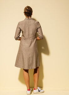 Beige, oliv figursydd skjortklänning. Klänning 50-tals känsla. K&US svensk design