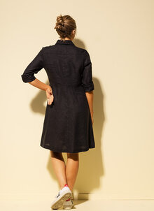 Svart figursydd skjortklänning. Klänning 50-tals stil. K&US svensk design