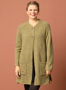 Grön, olivgrön lång ullkofta med två knappar & fickor. V-ringad kofta i ull, kashmir & siden. Lyxig, mjuk, varm, skön, rymlig. K&Us ullkoftor