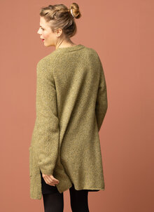 Grön, olivgrön lång ullkofta med två knappar & fickor. V-ringad kofta i ull, kashmir & siden. Lyxig, mjuk, varm, skön, rymlig. K&Us ullkoftor