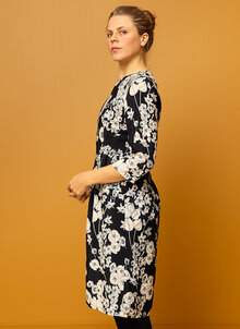 Angela-bla--vit-blommig-klanning-3