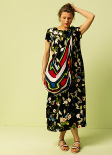 Anna-lang-blommig-klanning-4