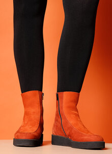 Arche orange boots i två nyanser. Blixtlås insida fot.