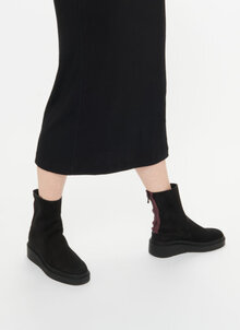 Arche skor Suzino svarta, noir boots med hög skön sula i naturlatex. Blixtlås bak på brunt tygband. Kandus
