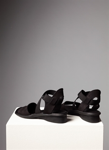 Arche satia svart. Sandal med öppen tå och resårband.