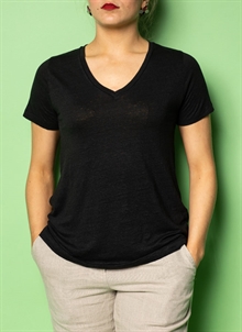 V-ringad svart t-shirt i stickat lin. Svart v-ringad topp, K&US