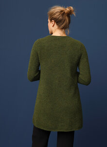 Grön stickad lång ulltröja. Rundhalsad, långärmad fluffig tröja i ull. K&US