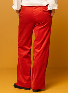Röd, vid manchesterbyxa dam. Bredspårig byxa manchester. K&US Kandus manchesterbyxor Stockholm