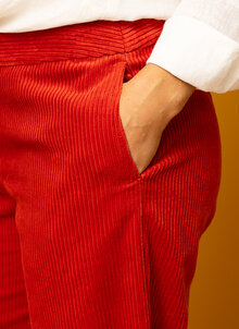 Röd, vid manchesterbyxa dam. Bredspårig byxa manchester. K&US Kandus manchesterbyxor Stockholm