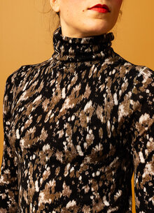 Benta-polotroja-merinoull-svart-monstrad-black-print-4
