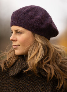 Lila basker, stickad i ull.Plommonlila. K&US bohemiska damkläder södermalm