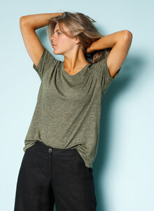 Grön t-shirt i stickat lin. K&US design