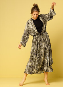 Grön Paisleymönstrad kimono i viskos. K&US Kandus bohemiska damkläder Stockholm