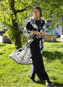 Svart Paisleymönstrad kimono  i viskos. K&US Kandus bohemiska damkläder Stockholm