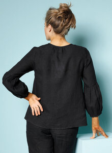 Svart linneblus med smock och puffärm. K&US unik design